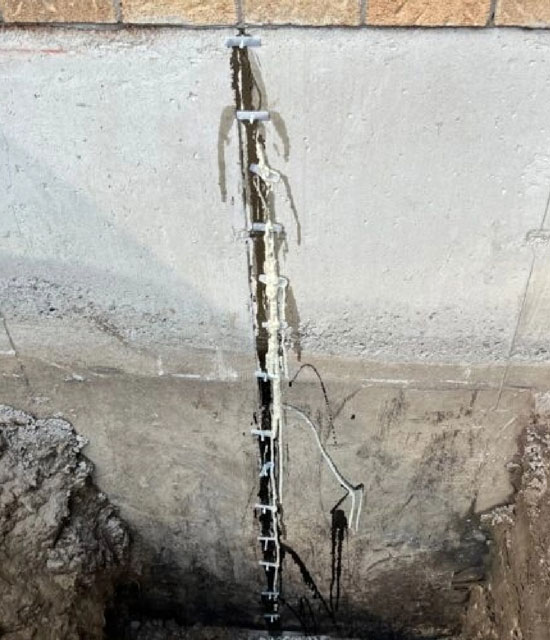 Fissures dans une dalle de béton — signe visible d'un problème structurel lié à l'humidité
